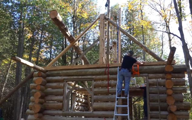 加拿大湖畔边带有宽敞的露台的舒适木屋(图1)